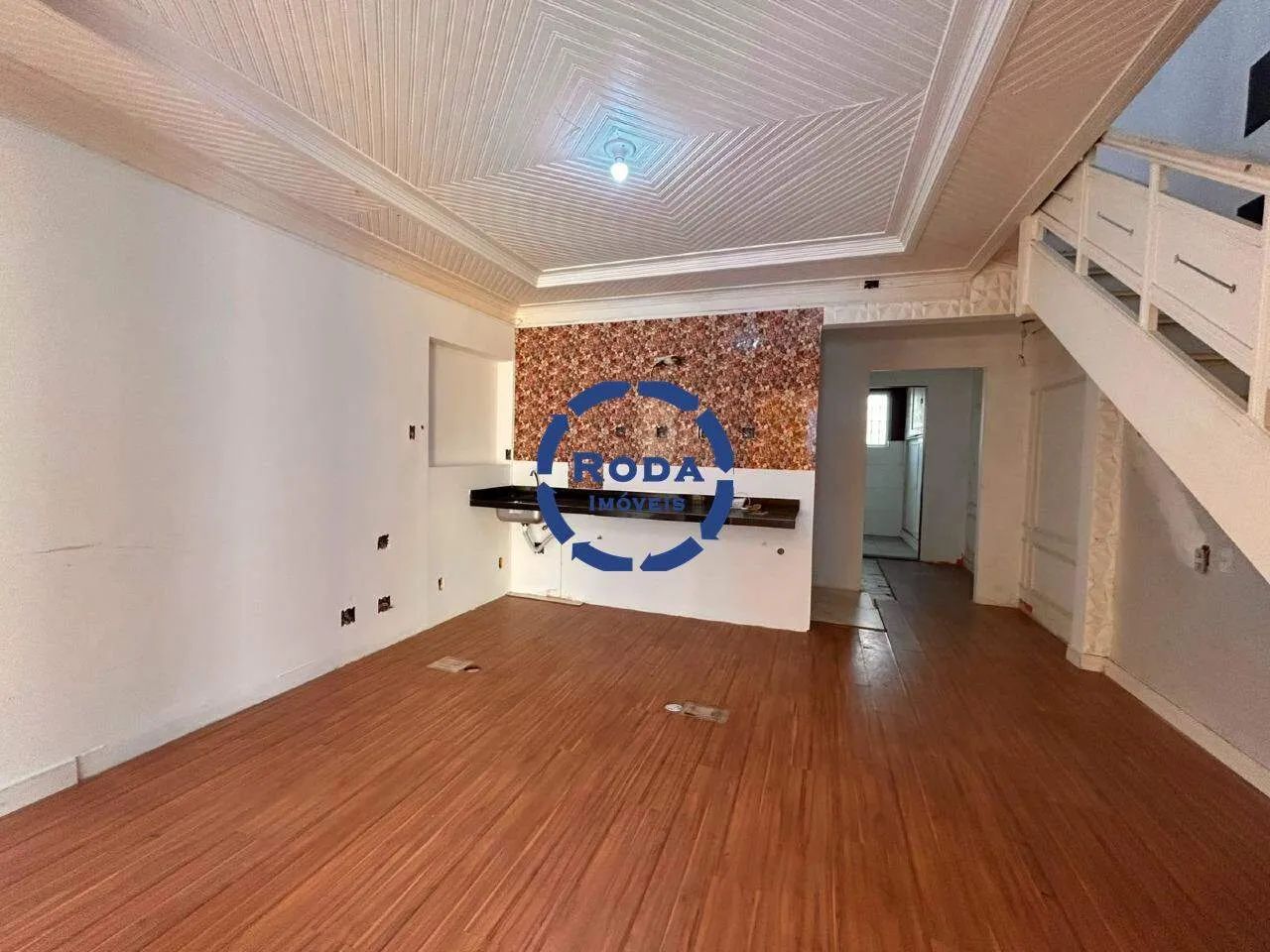 Sobrado com dois quartos e 3 banheiros, com quintal e edícula. - Foto 4