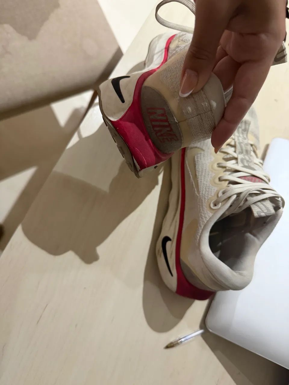Tênis Nike Motiva rosa com branco  - Foto 5