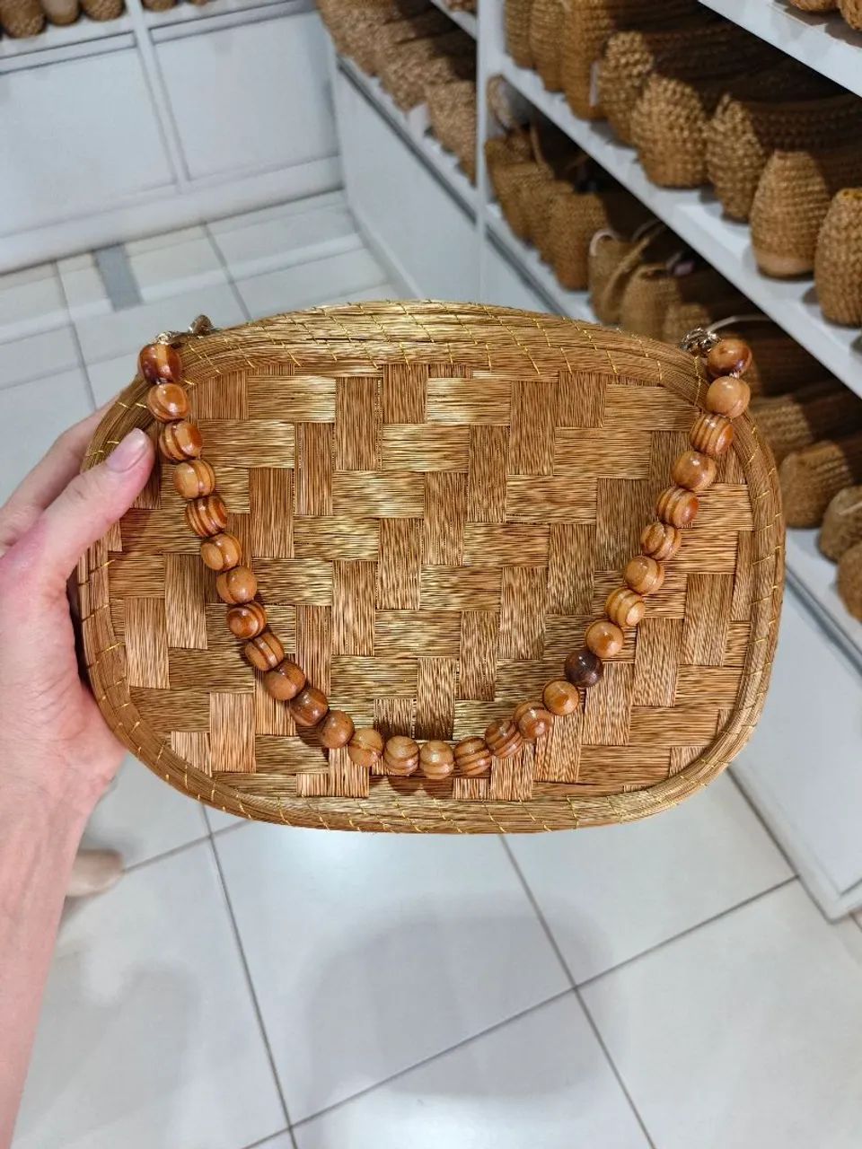 Bolsa de capim dourado com alça menor com bolinhas  - Foto 4