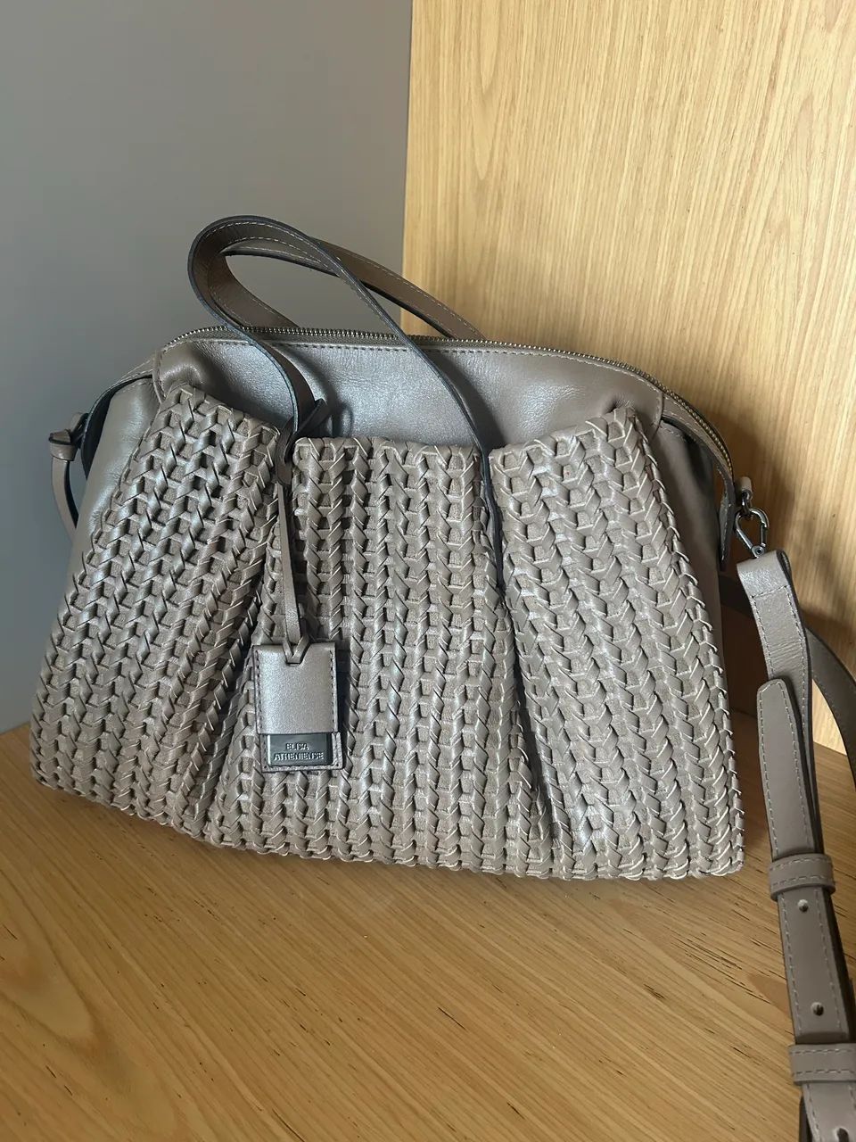 Bolsa 100% couro da marca Elisa Atheniense