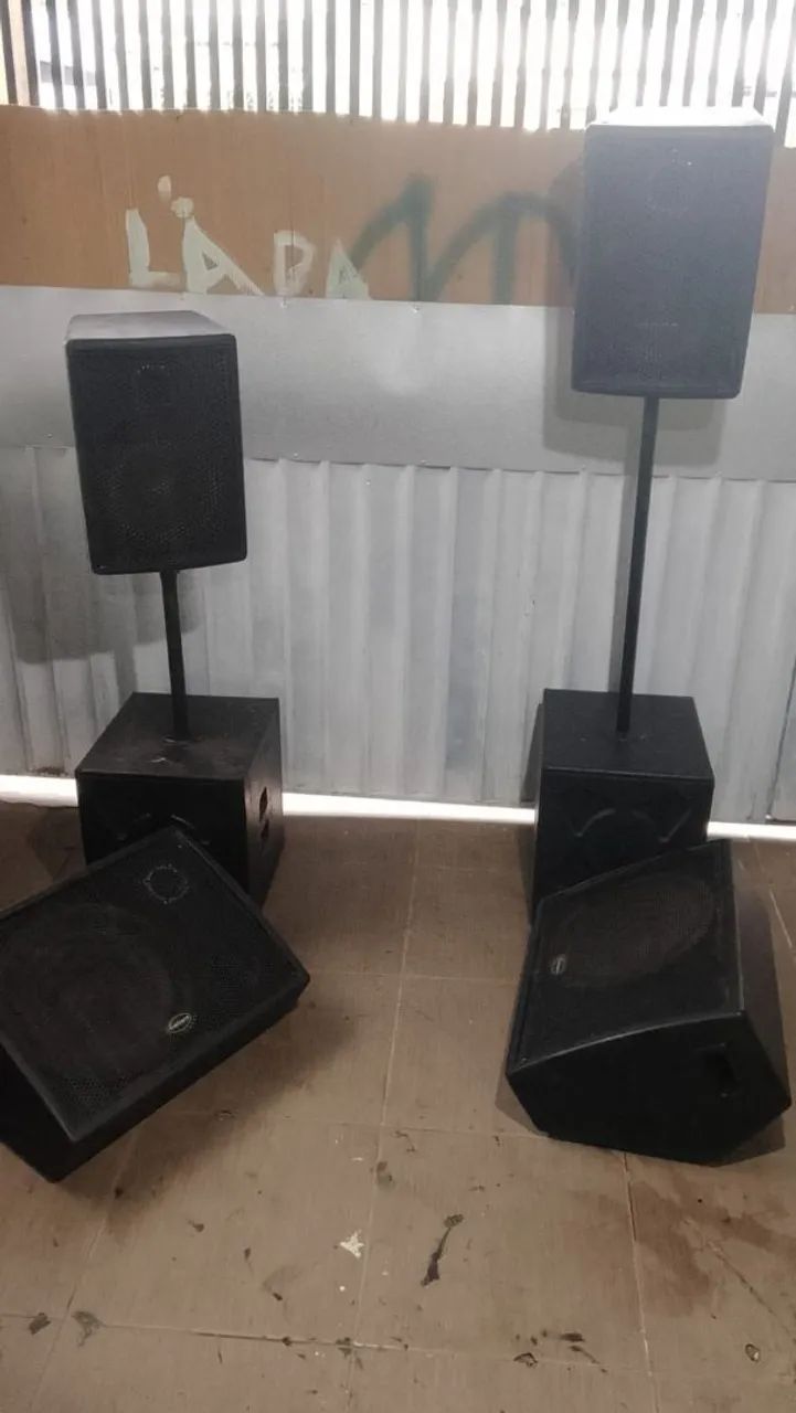 Caixa de som com falantes 