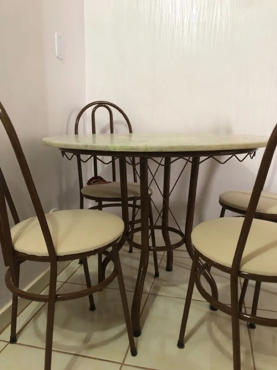 Mesa c/ tampo de mármore e 4 cadeiras - Foto 4
