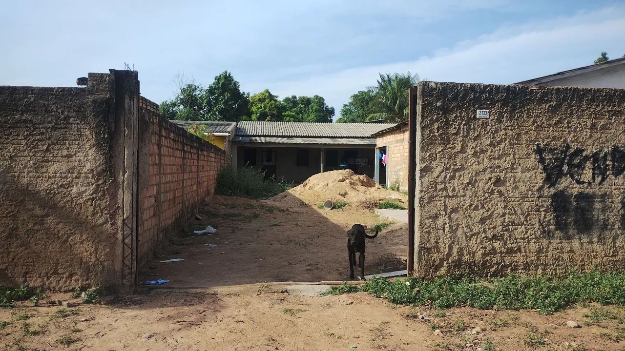 Terreno com casa nos fundos
