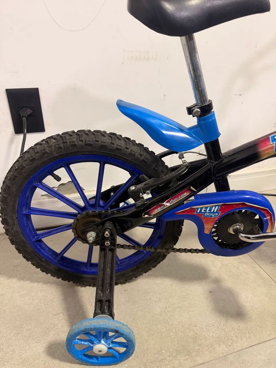 Bicicleta infantil aro 12 com rodinhas  - Foto 4