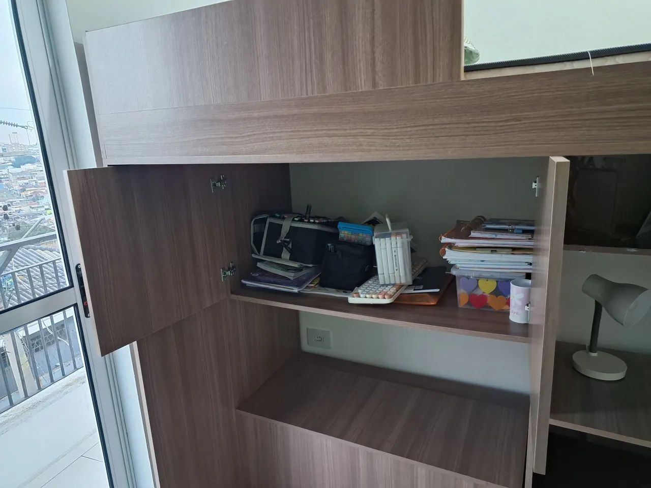 Cama solteiro elevada com escrivaninha, armário e baú  - Foto 5