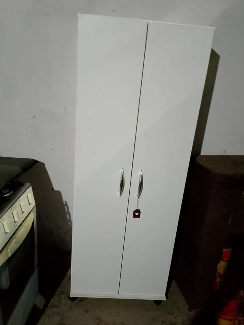 Armário semi novo ?