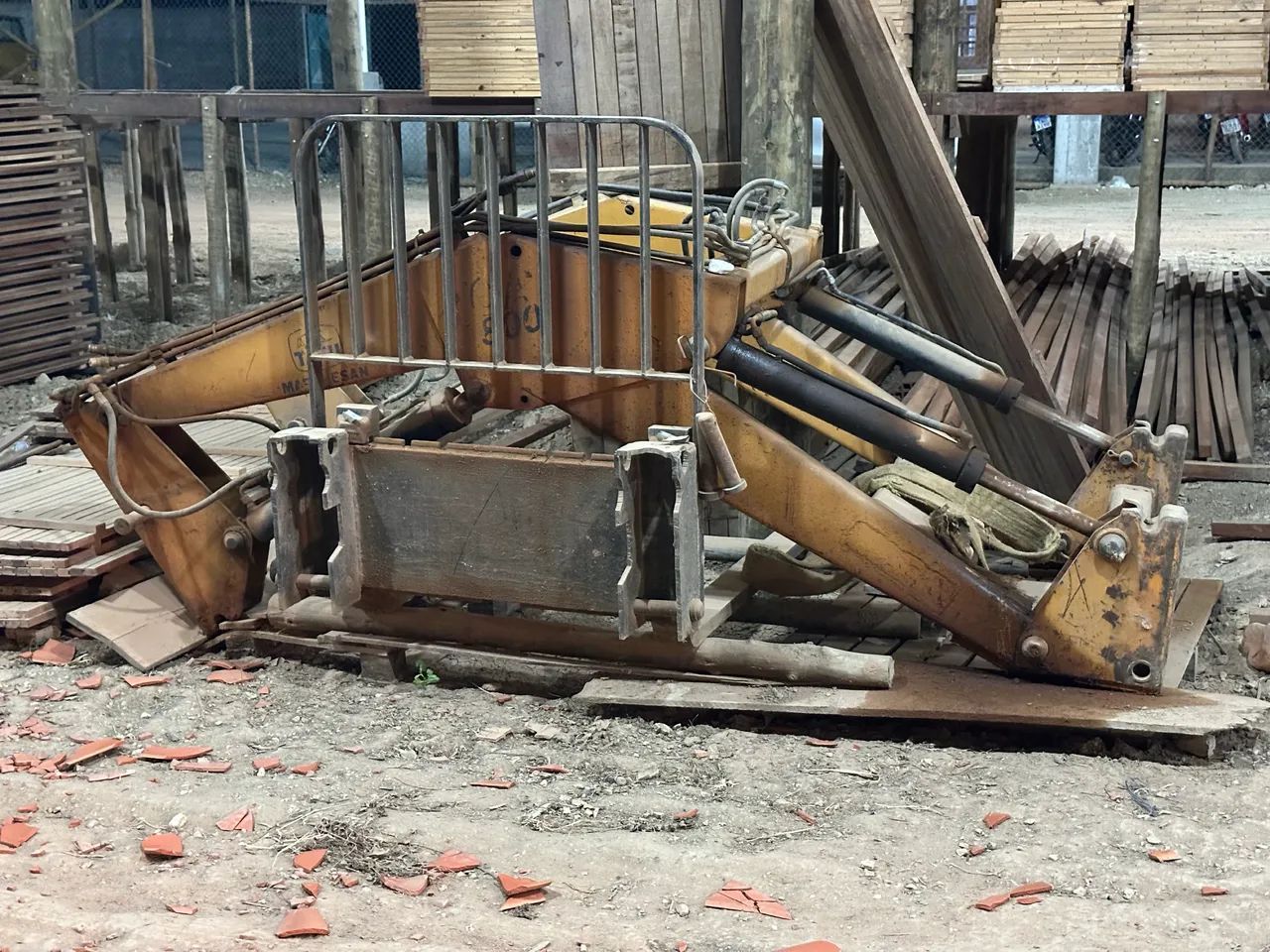 Pá carregadeira TATU com adaptação garfo empilhadeira   - Foto 5