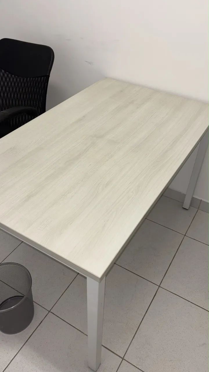 Mesa de escritório menor
