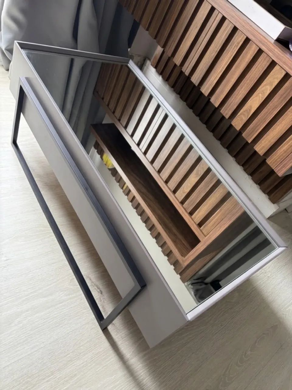 Mesa de Centro Moderna com Tampo Espelhado e Pés Metálicos - Foto 3
