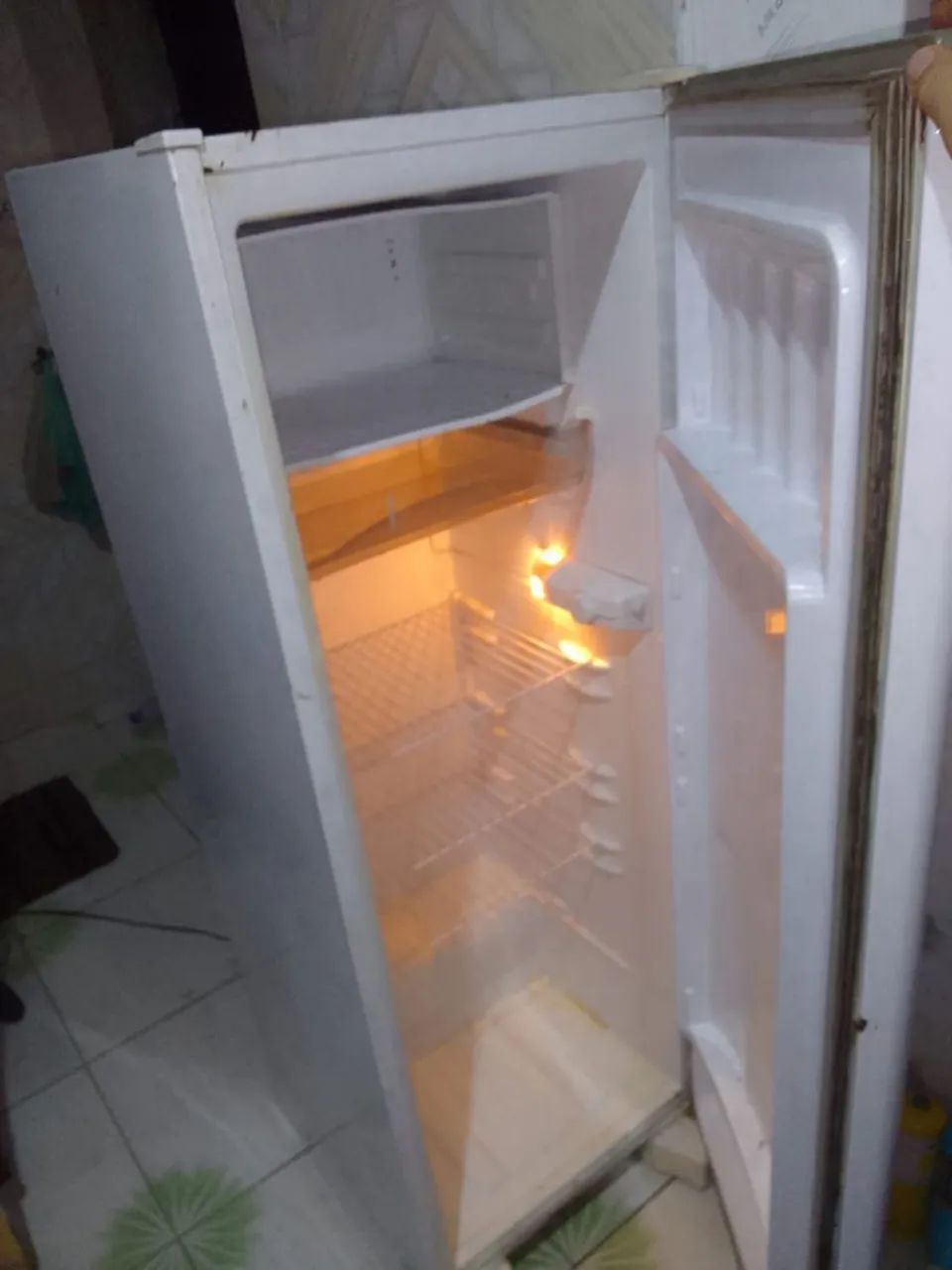 GELADEIRA FUNCIONANDO PERFEITAMENTE