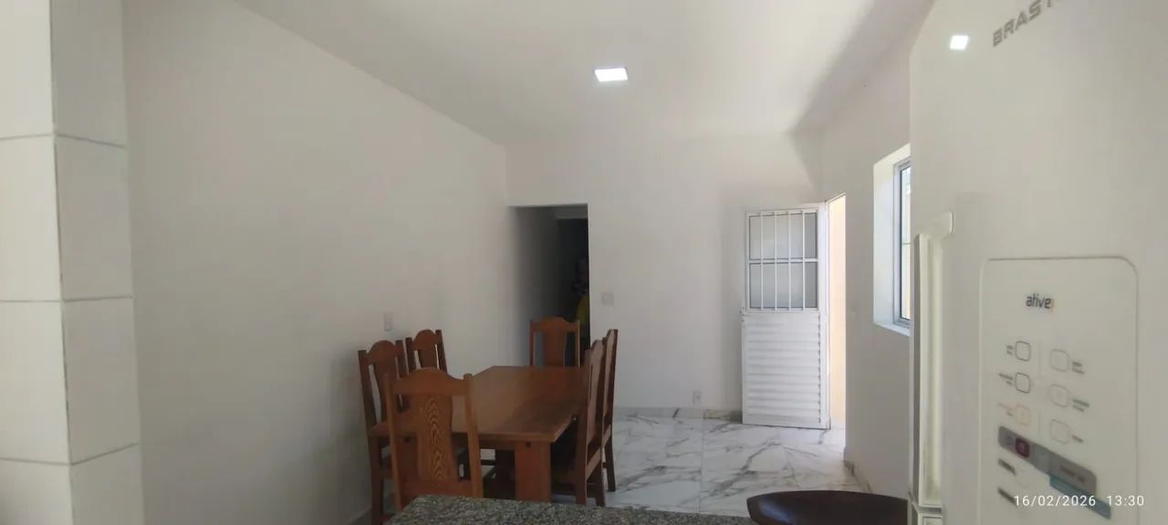 Vendo mesa com seis cadeiras em madeira maciça  - Foto 3