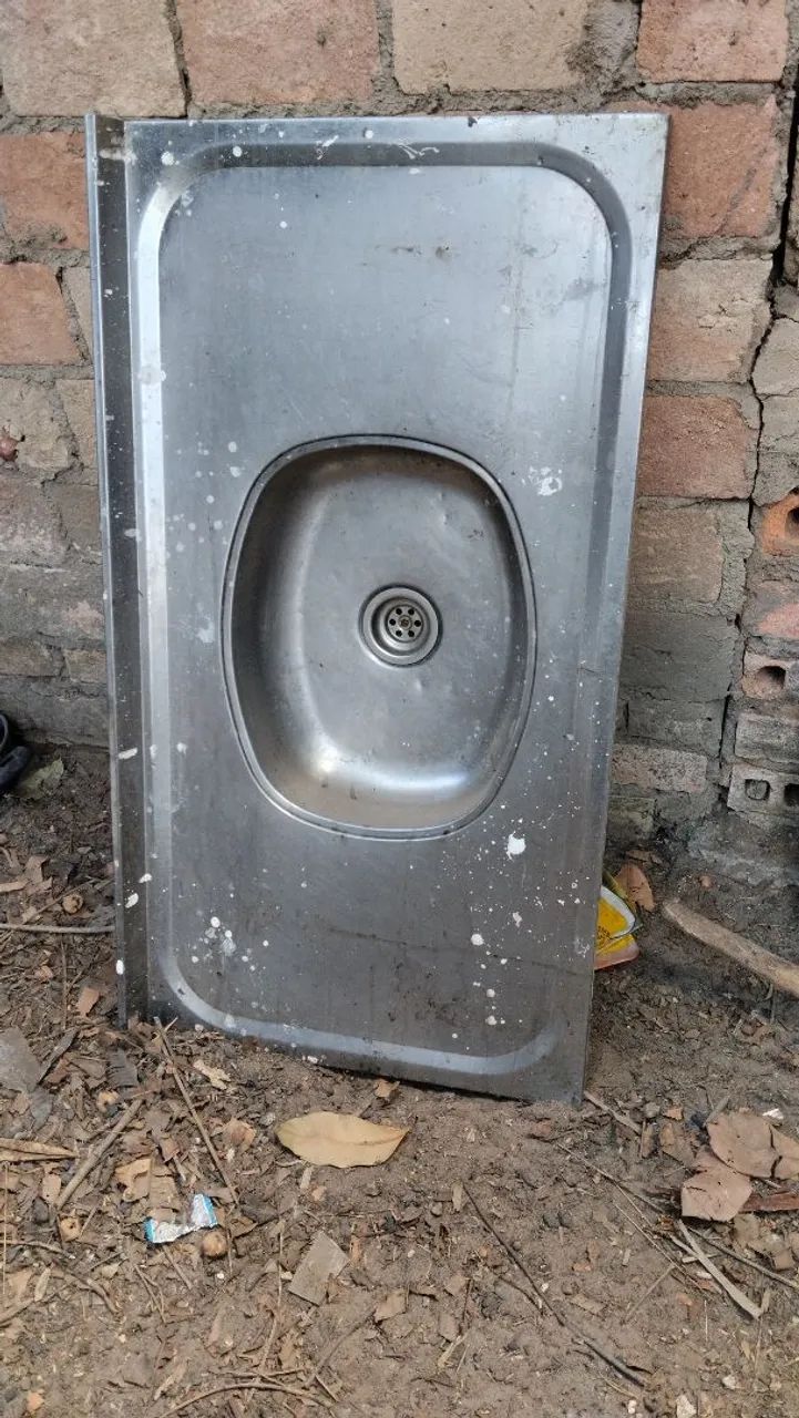 Porta de ferro com vidro e grade com vidro e pia.