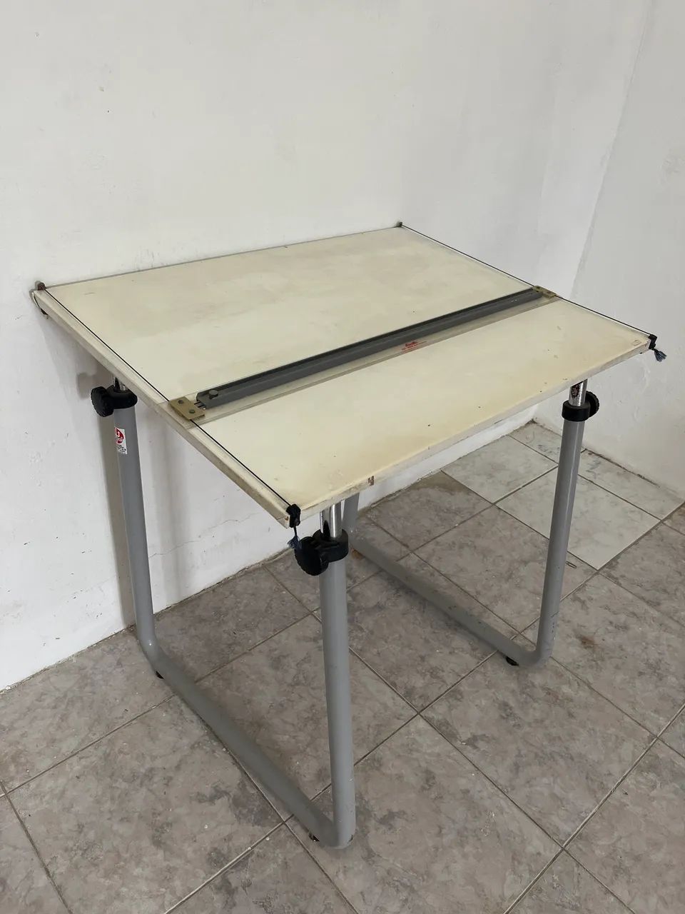 Mesa de desenho com régua paralela da Desetec