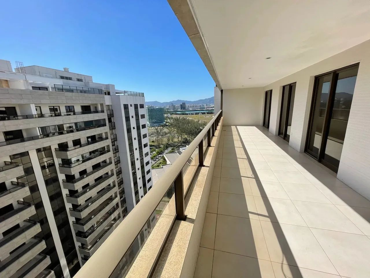 Duplex para venda possui 283 metros quadrados com 4 quartos em Barra Olímpica - Ilha Pura  - Foto 4
