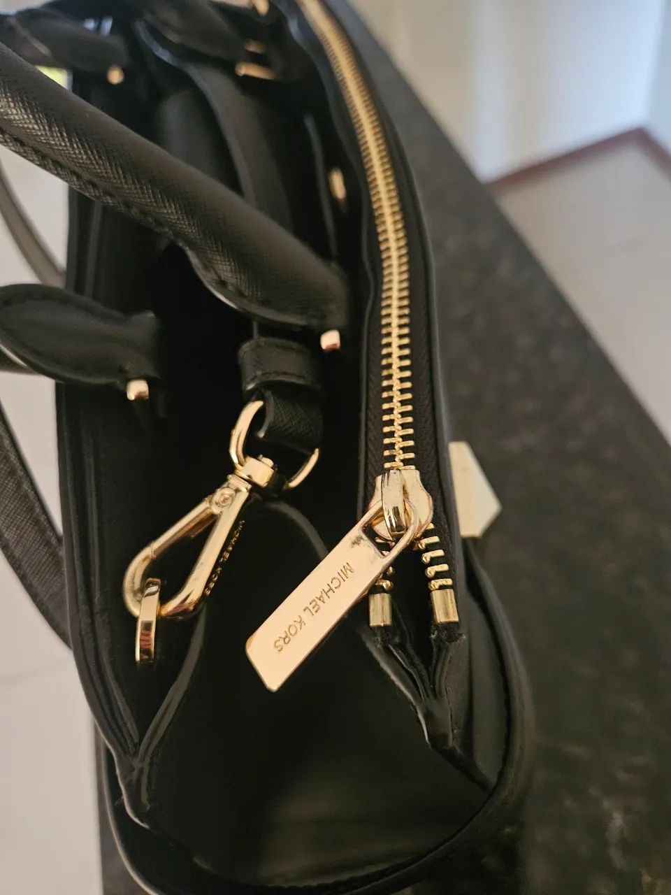 Bolsa Michael Kors - Couro Preto Estruturado - Foto 5