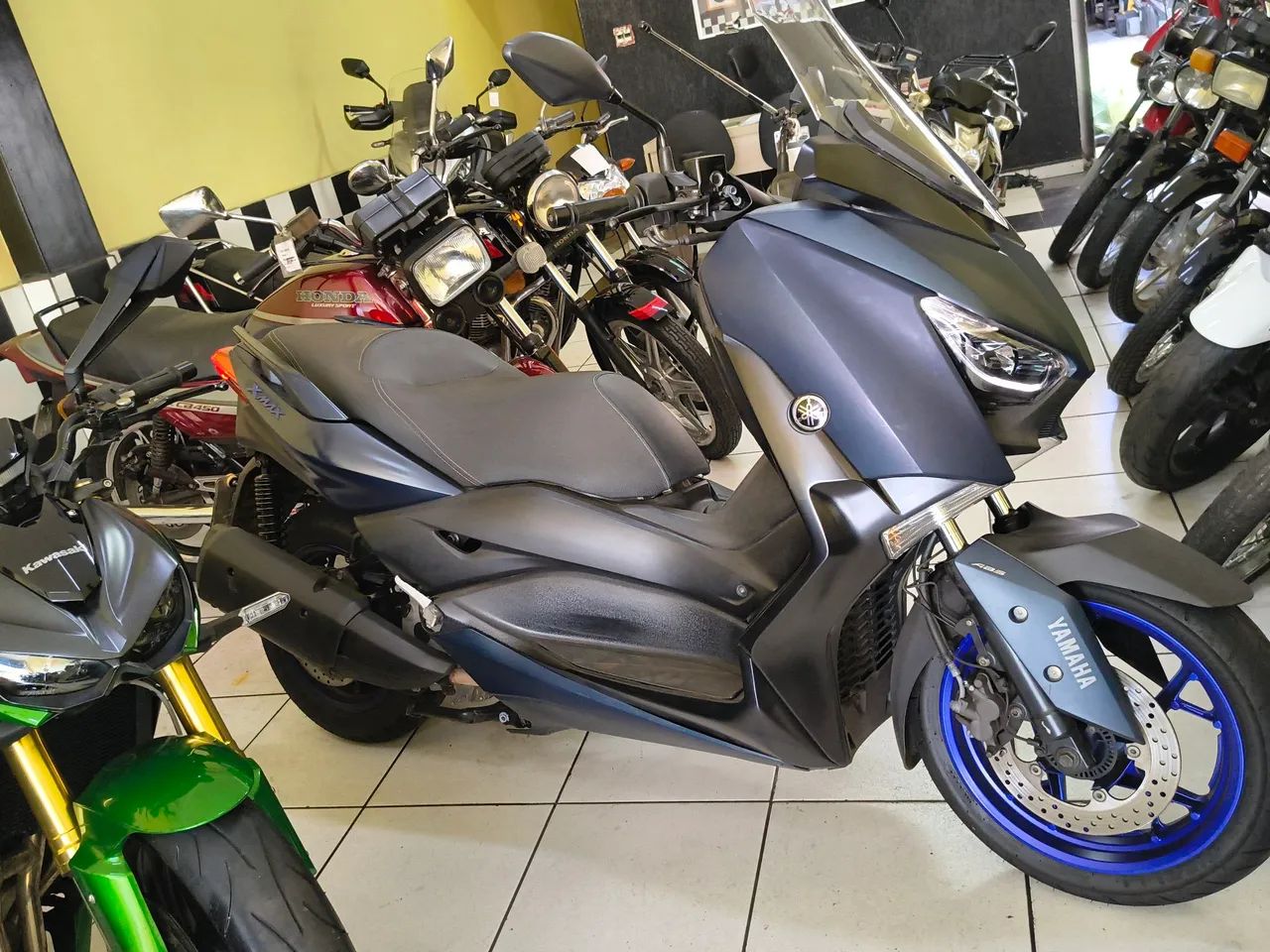YAMAHA X-MAX 250 2024 - Foto 3