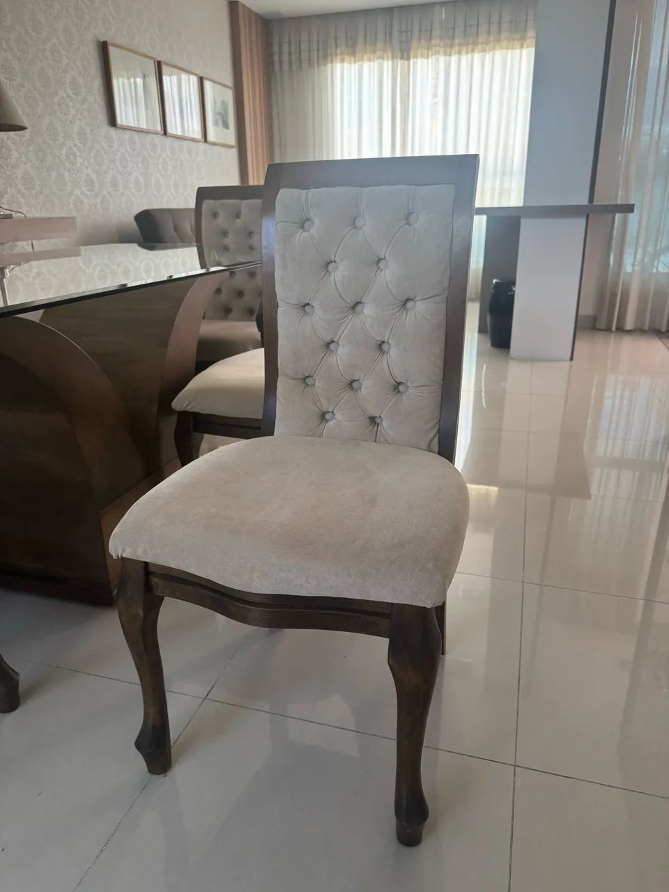 Mesa de jantar 1,80m com base em madeira + 6 cadeiras com estofadas - design elegante   - Foto 3