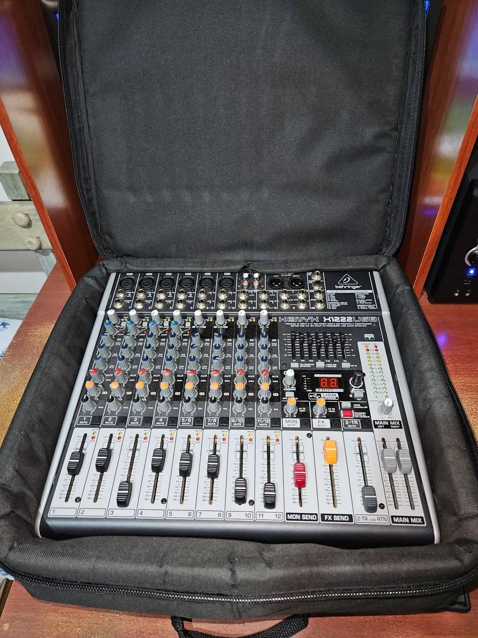 Vendo Mesa de som Behringer X1222 USB - Foto 3