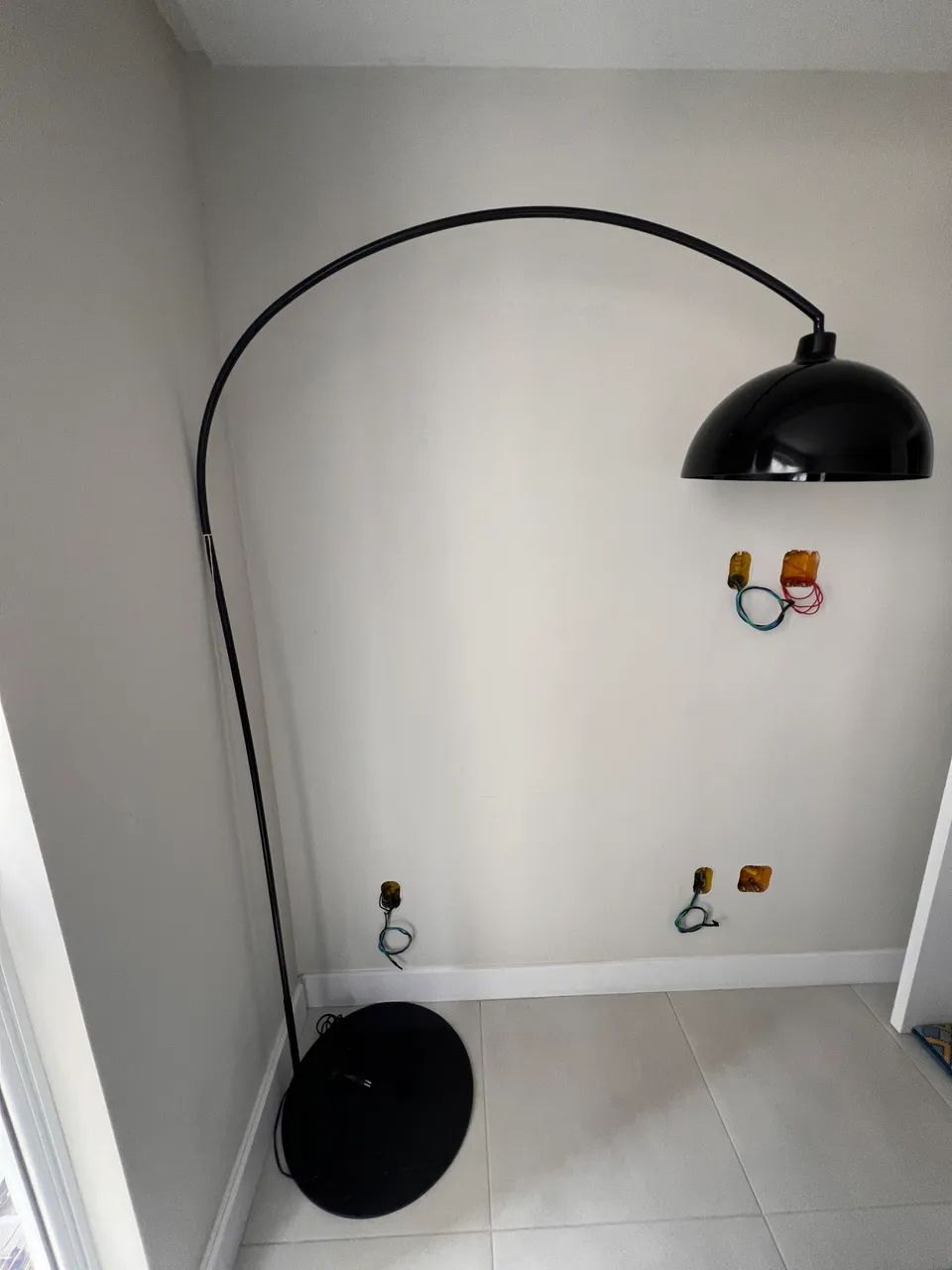 Luminária de Piso Arco Preta com Cúpula