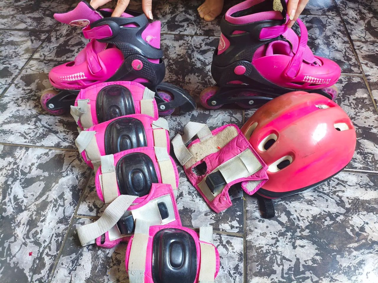 Vende-se patins com algumas proteções por 50 reais. Ele está parado a um tempo  - Foto 6