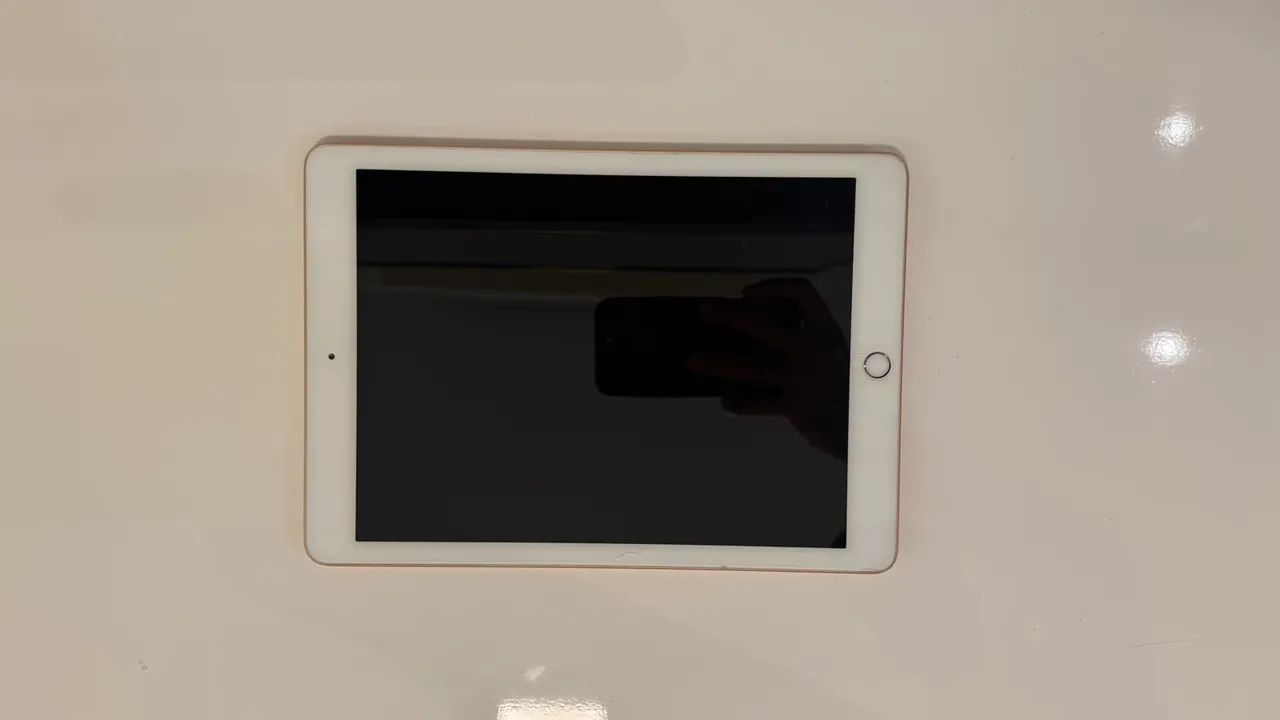 iPad 6ª geração 32GB Dourado (película  trincada, funcionando 100%) - Foto 3