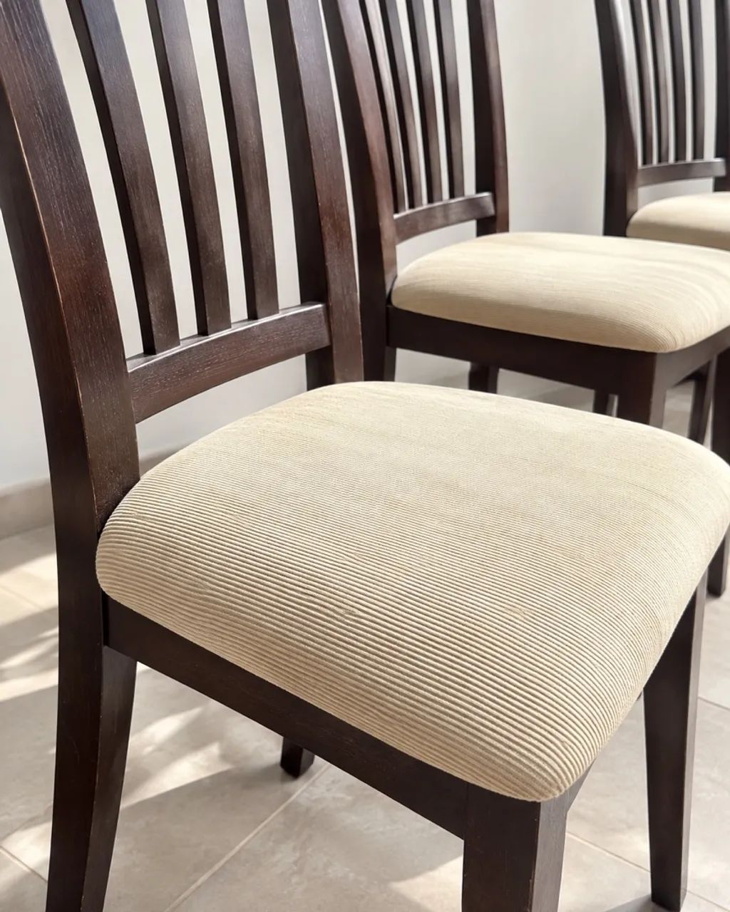 Conjunto com 3 cadeiras de madeira estofadas - Foto 3