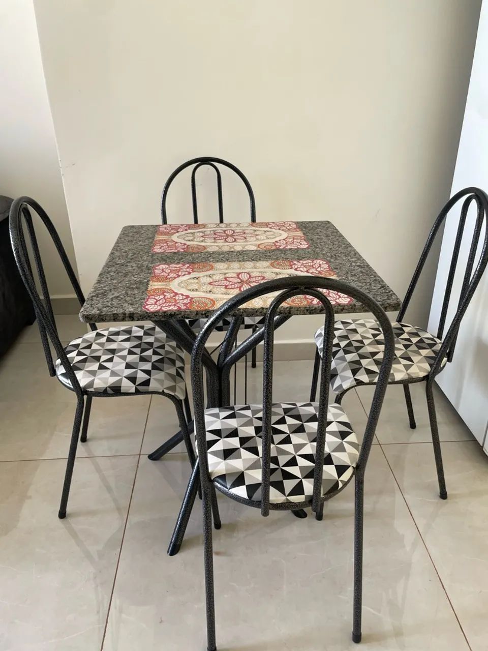 Mesa de mármore com 4 cadeiras 