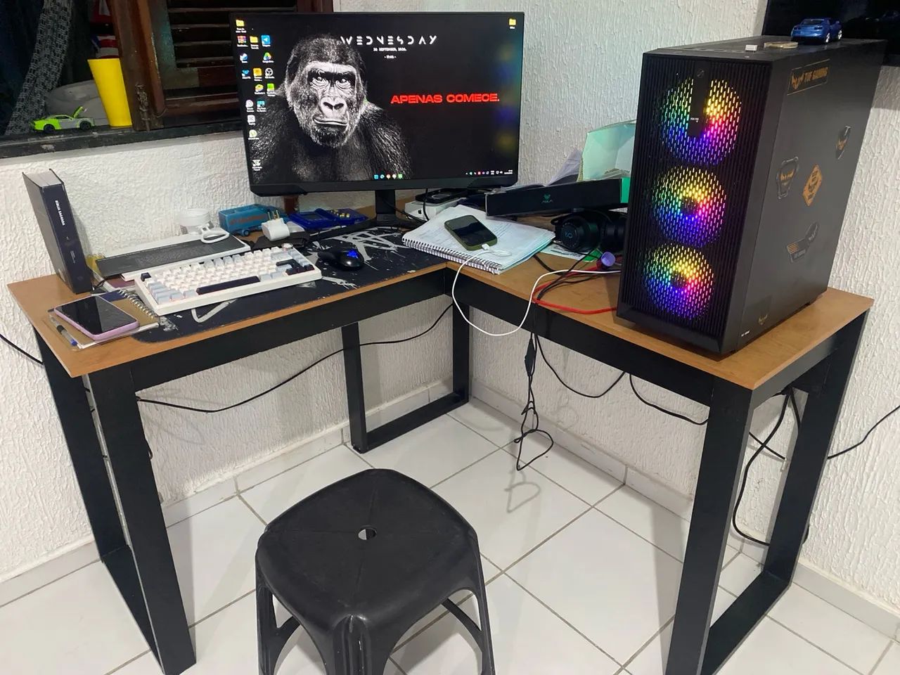 Mesa em L estilo industrial