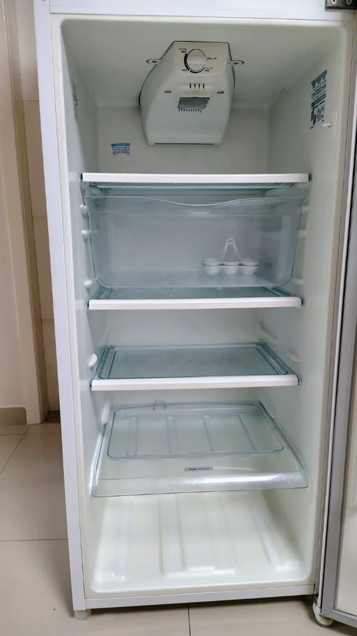GELADEIRA ELECTROLUX DF 34 COM FREEZER - Foto 3