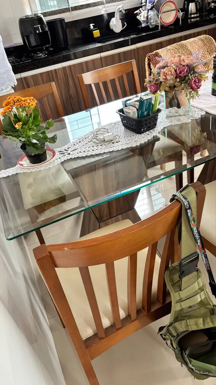 Mesa de vidro com 6 cadeiras 