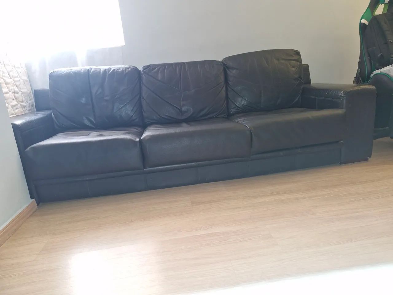 Sofá couro preto.65569089546754121