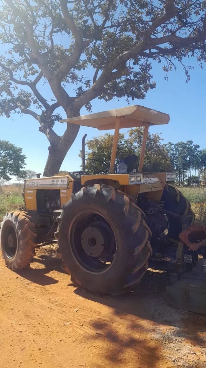 Trator CBT 8240 4x2