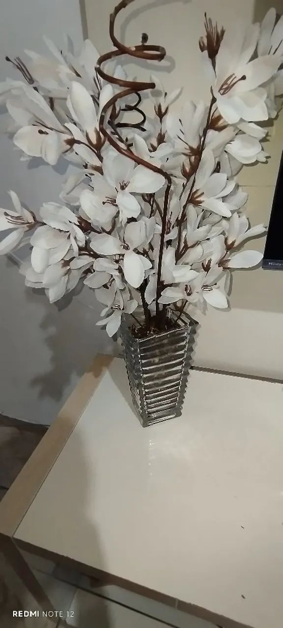 Vaso de vidro com flores artificial  - Foto 4