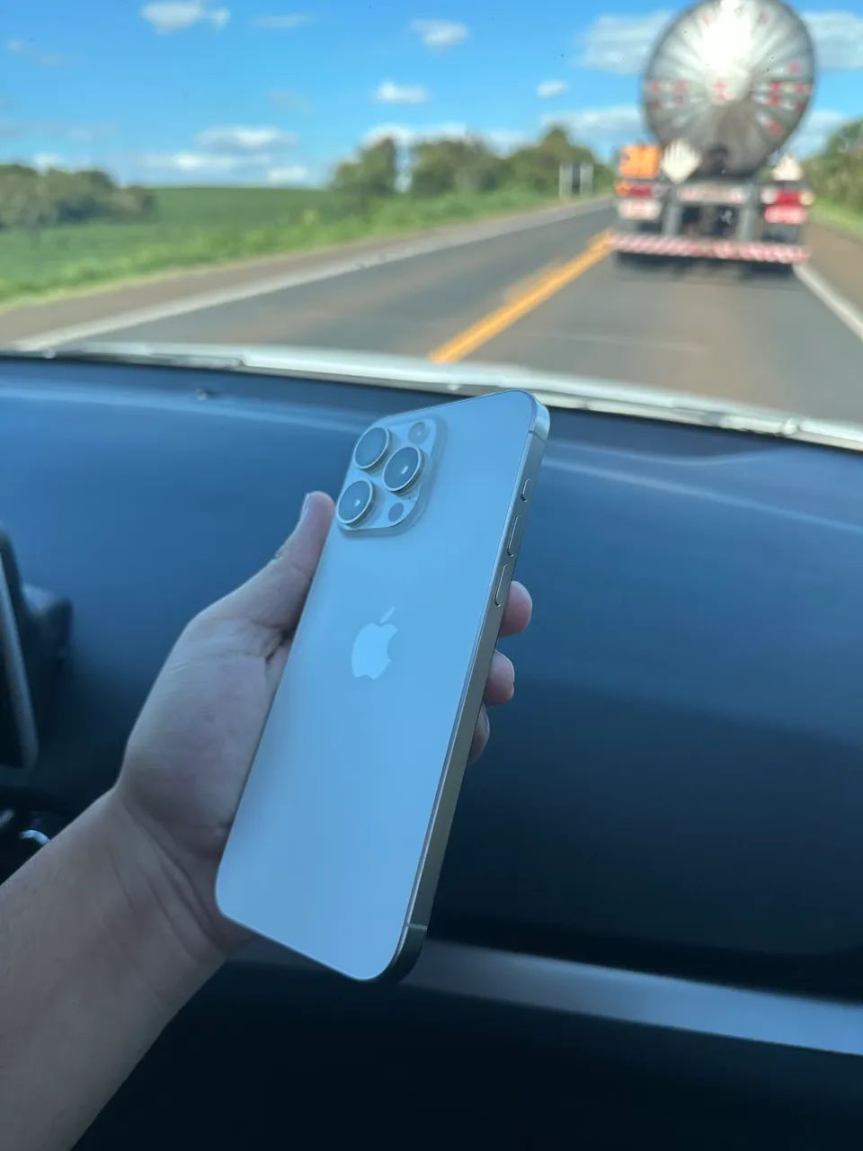 iPhone 15 pro Max Titânio branco  - Foto 4