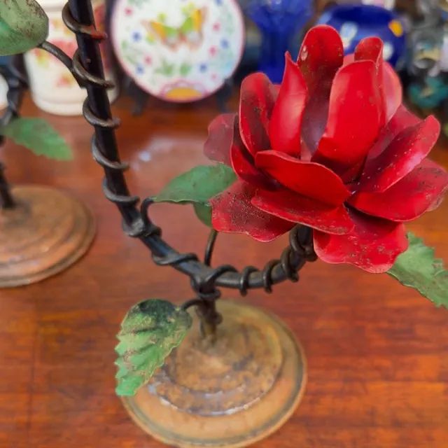 PAR DE PORTA-VELAS EM FERRO ROSAS - Foto 3