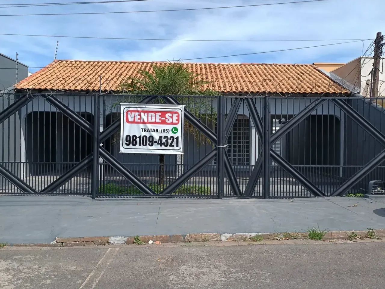 CASA NO CPA COM PISCINA - REFORMADA