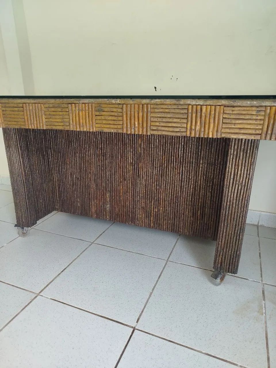 Mesa rústica com bancos e tampo de vidro - Foto 4