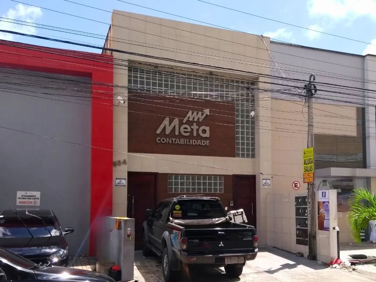 Aluga prédio comercial com 4 banheiros e 4 salas.