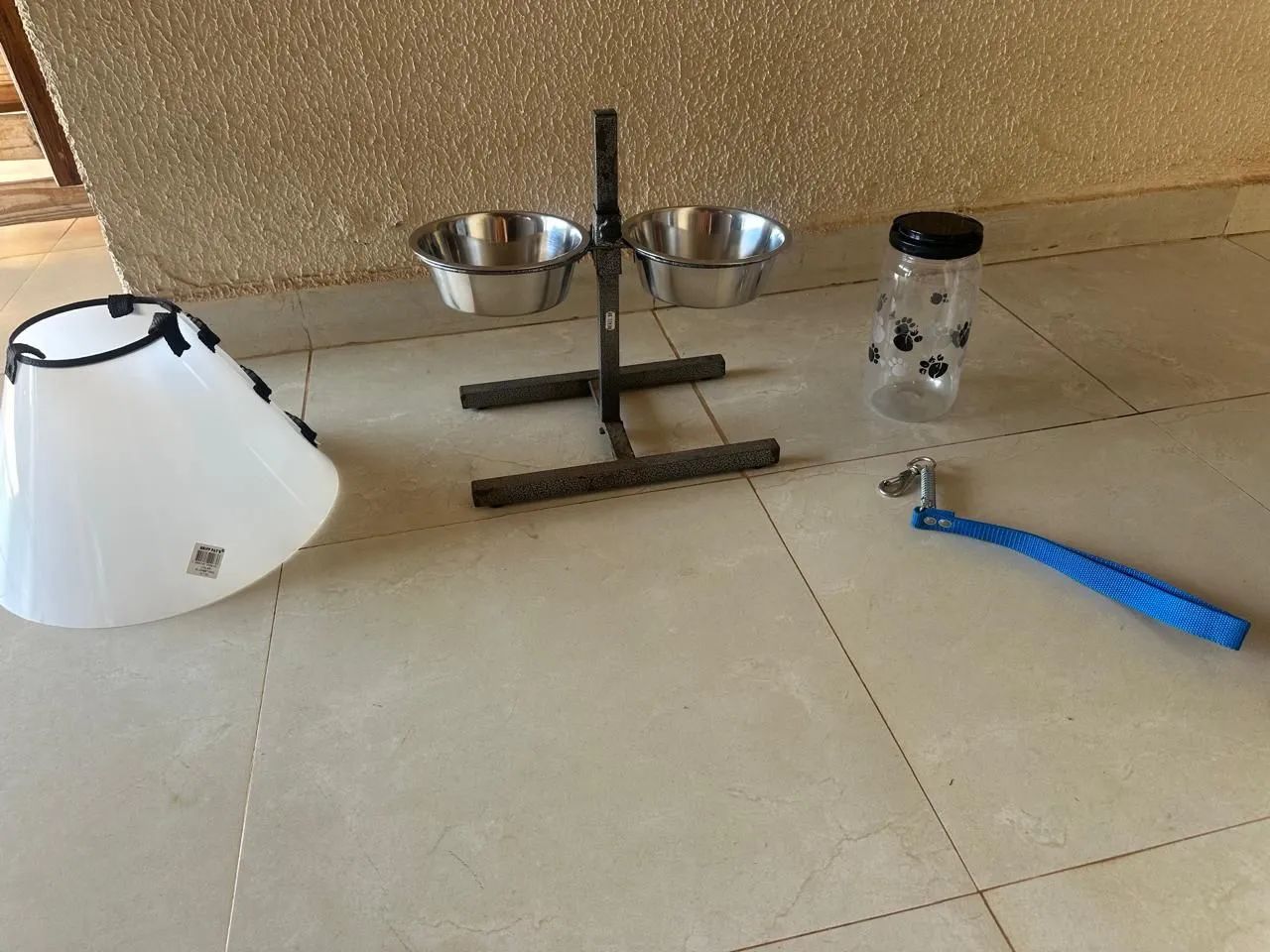 VENDO - COMEDOURO DUPLO ELEVADO PARA CACHORROS