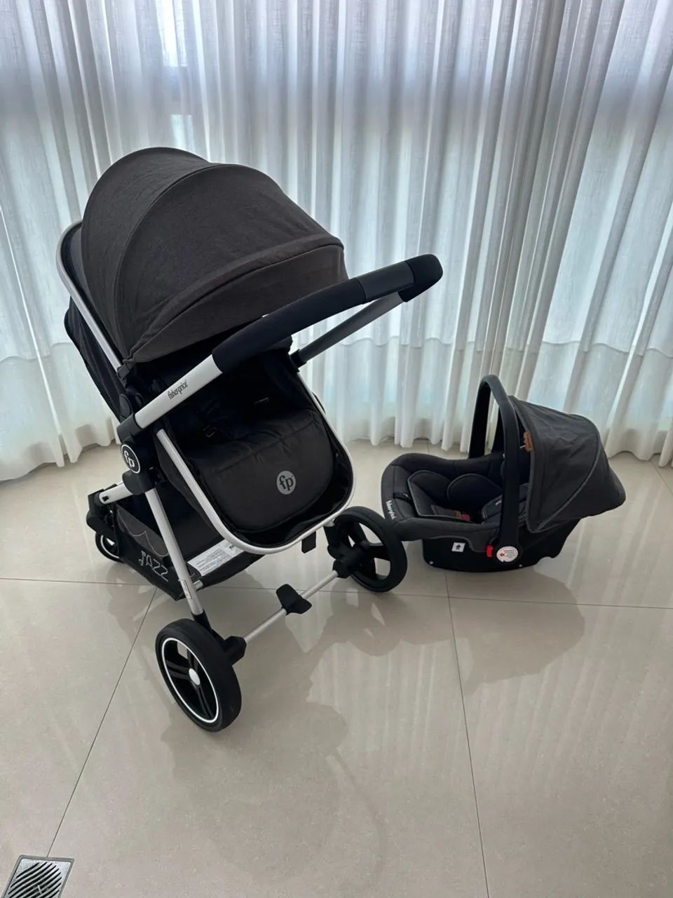 Carrinho de bebê com bebê conforto 