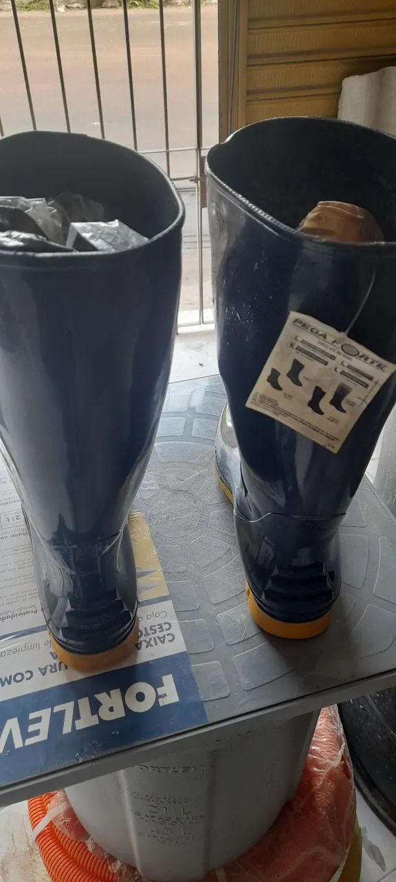 Botas azul e  preta com solado amarelo 1