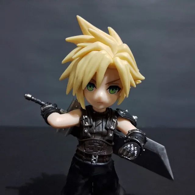 Action Figure Articulável Cloud Strife Final Fantasy VII em PVC 13cm Com Base - Foto 3