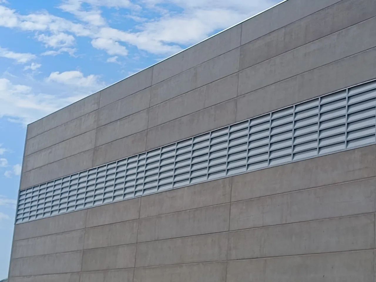 Trabalhamos com instalação de venezianas industriais,calhas em geral ,telhados  e faxada.