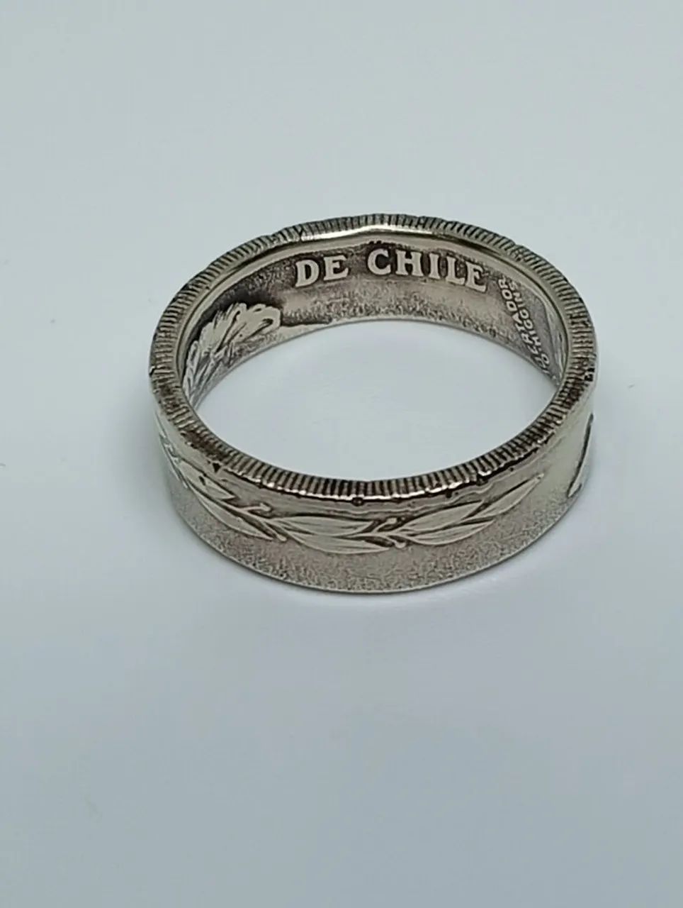 Anel artesanal aro 17 feito de uma moeda chilena de 1978 - Foto 3