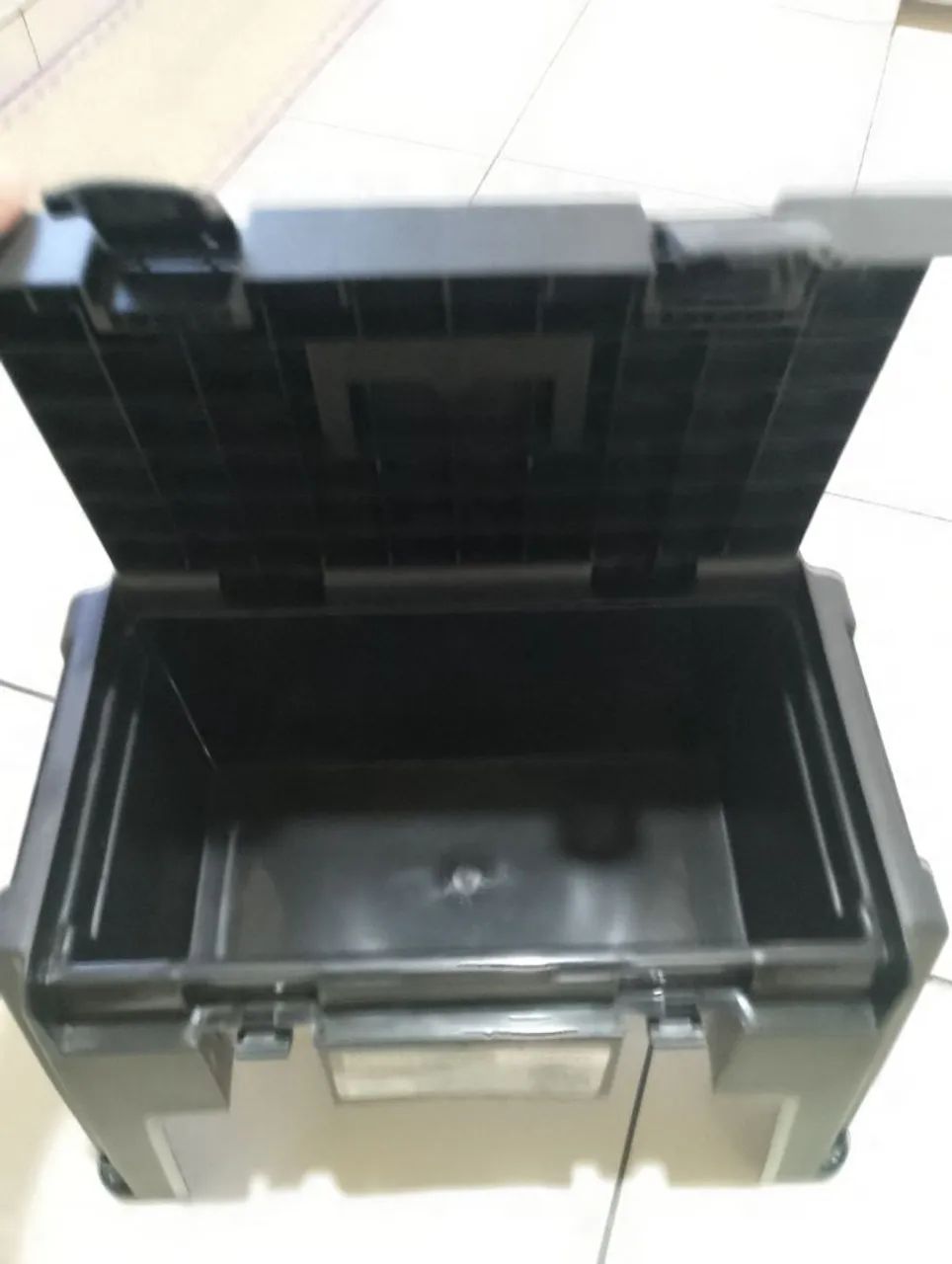 Banqueta maleta multiuso, com trava plástica.<br>R$100,00. - Foto 3