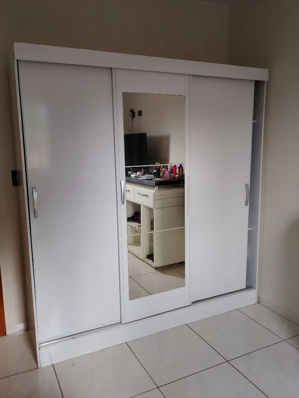 Guarda roupa branco perfeito 