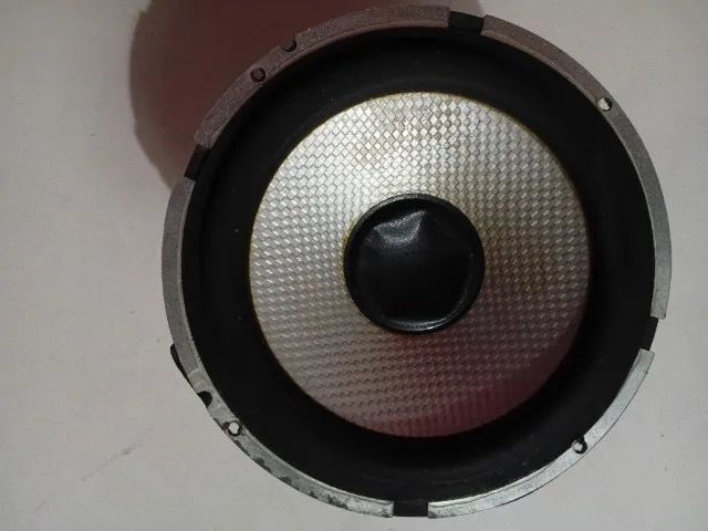 "Som Alto-Falante são dois de 6 Polegadas, 4 Ohms, 150 Ws cada, com respiração de bobina"