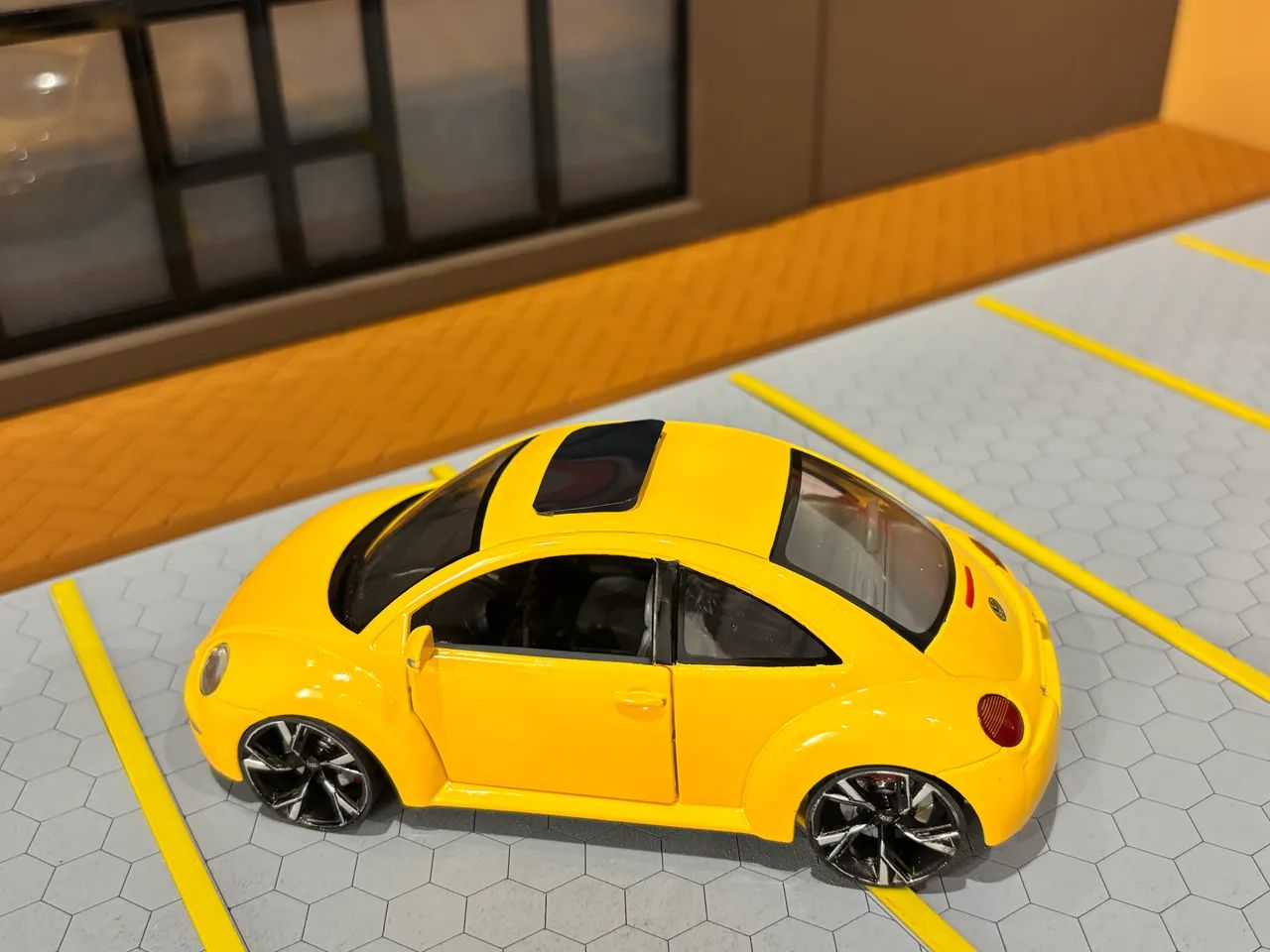 Miniatura VW New Beetle 1/24 Kinsmart Customizado  - Foto 2