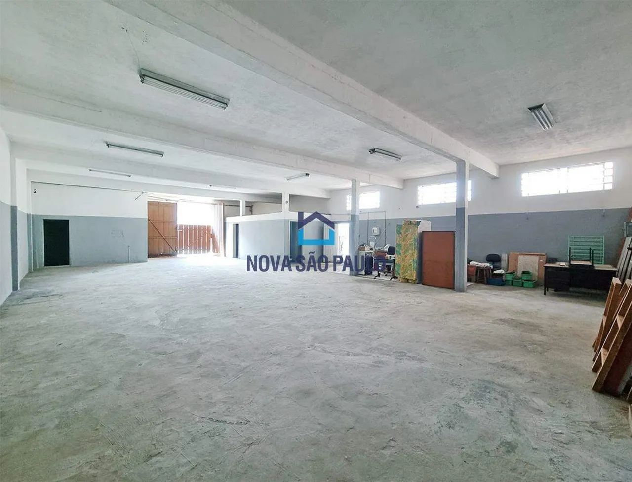 Galpão comercial + Casa à venda, com 528 m² de área total.
