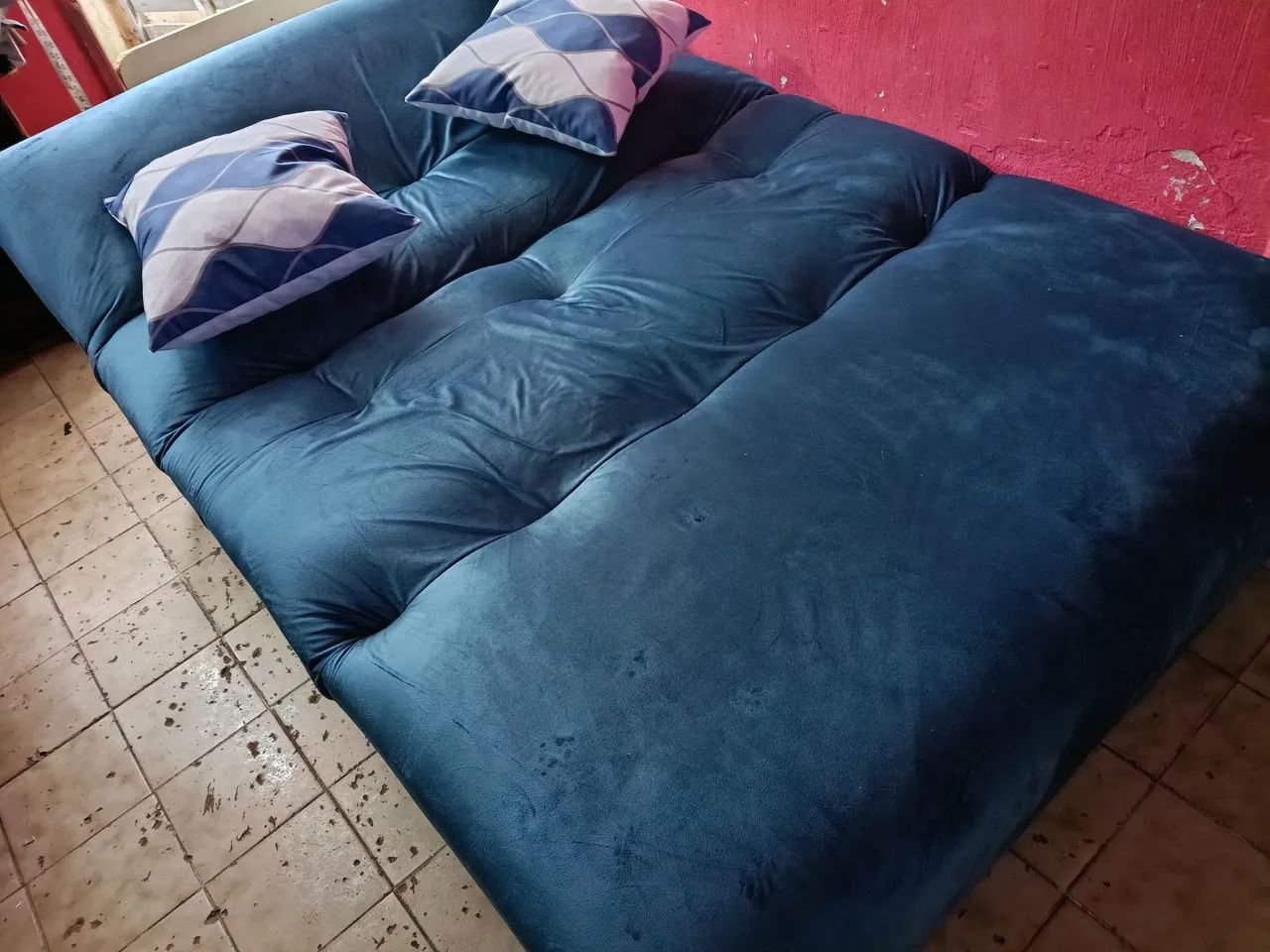 Sofá cama novo em tecido veludo azul ... Acompanha almofadas decorativas..tm 1.40 - Foto 2